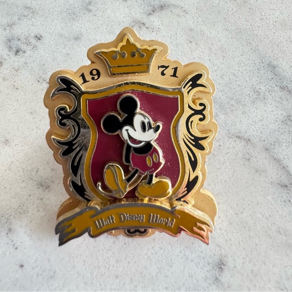 Walt Disney World Gold Mickey Mouse Pin - 2008 - Picture 1 of 4